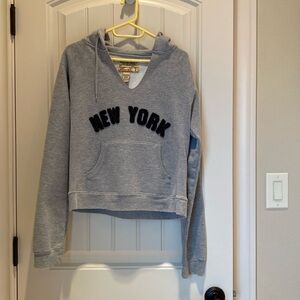 10/10$ 10 (4-5$) 10$ Steve and Berrys grey hoodie sweatshirt with pouch pocket.